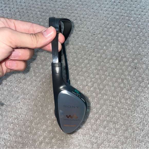 Vintage Sony Walkman Mega bass Sports FM/AM Radio Headphones SRF - 14 - Picture 2 of 5